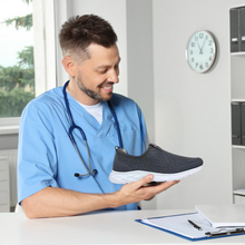 Lade das Bild in den Galerie-Viewer, OrthoGo - schmerzlindernder, federleichter und wasserfester Ortho Schuh